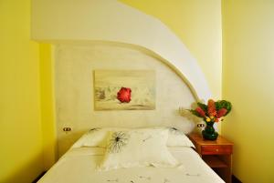 a bedroom with a white bed with an arch above it at Hotel La Riviera in Sabalito