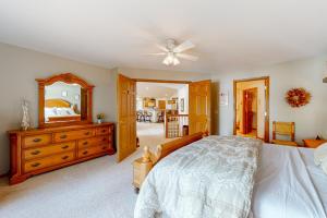 een slaapkamer met een bed, een dressoir en een spiegel bij Yellow Birch Memories in Eagle River
