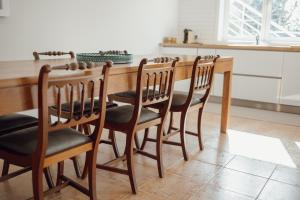 cocina con mesa de madera y 4 sillas en Feira - Hello, en Santa Maria da Feira
