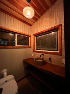 y baño con lavabo y aseo. en Magical Yurt in the woods - 2 miles from town, en Nevada City