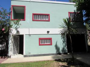 uma casa azul e branca com janelas vermelhas em Encantador Departamento en Mendoza Domaine Laborde II em Mendoza
