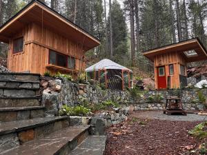 Cabaña de madera en el bosque con pared de piedra en Magical Yurt in the woods - 2 miles from town, en Nevada City