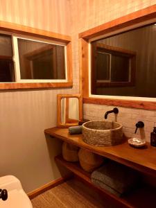 y baño con lavabo y espejo. en Magical Yurt in the woods - 2 miles from town, en Nevada City