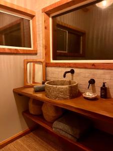 y baño con lavabo de piedra y espejo. en Magical Yurt in the woods - 2 miles from town, en Nevada City