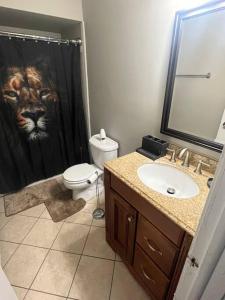ein Badezimmer mit einem Löwenduschvorhang und einem Waschbecken in der Unterkunft The Small Safari in Aurora