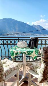 einen Tisch und Stühle auf einem Balkon mit Blick auf das Wasser in der Unterkunft Joković Accommodation in Kotor