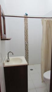 y baño con ducha, lavabo y aseo. en Hab #3 La Casa Del Profe Salo, en Zapote