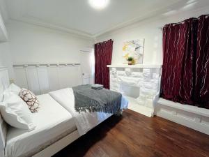 een slaapkamer met een bed en een open haard bij VERY QUIET 6B3B House parkin SELF CK in Alhambra
