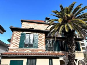 eine Palme vor einem Gebäude in der Unterkunft Timounyan T1 N24 centre ville Animaux acceptés in Arcachon