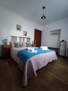 Un dormitorio con una cama grande con dos toallas encima. en Casa Tia Xica, en Monsaraz
