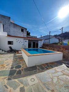 una piscina en el patio trasero de una casa en Casa Tia Xica, en Monsaraz