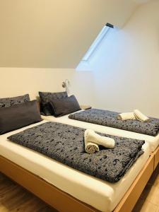 dos camas sentadas una al lado de la otra en una habitación en Pension Maria, en Rochlitz