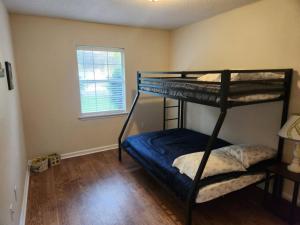 Poschodová posteľ alebo postele v izbe v ubytovaní Cottage in Diamondhead