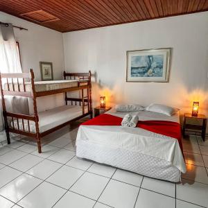 a bedroom with two bunk beds in a room at Pousada My House Arraial do Cabo in Arraial do Cabo