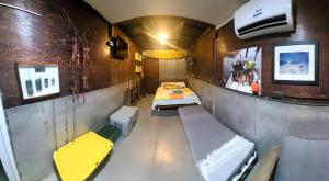 Habitación pequeña con 2 camas en una habitación en Cozy Surf Studio in Gigante, en Tola