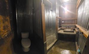 Cozy Surf Studio in Gigante في تولا: حمام صغير مع مرحاض ومغسلة