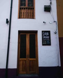 ein Gebäude mit einer Tür und einem Schild darauf in der Unterkunft Casa Dreamer Bogotá in Bogotá