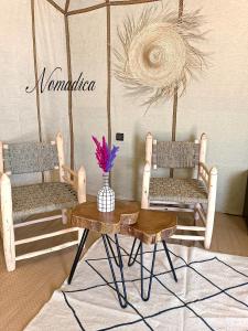 メルズーガにあるNomadica Desert Campのテーブル(椅子2脚付)と花瓶
