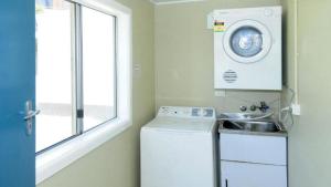 Η κουζίνα ή μικρή κουζίνα στο Boorolong 1 - Ocean Views +8 φωτογραφίες