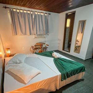 a large bed in a room with a window at Pousada My House Arraial do Cabo in Arraial do Cabo