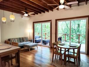 - un salon avec une table et un canapé dans l'établissement Gaia Nature Lodges at Bluff Beach, à Bocas del Toro