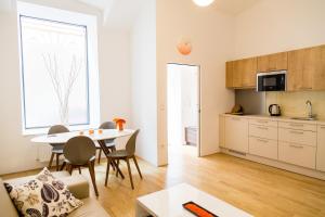 ウィーンにあるVienna Stay Apartments Belvedereのキッチン、リビングルーム(テーブル、椅子付)
