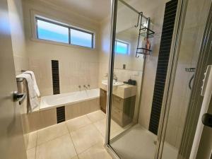 Kylpyhuone majoituspaikassa Meaklim Retreat