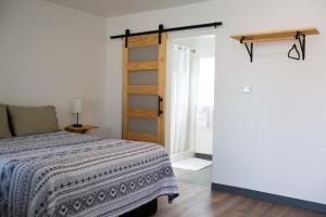 SaratogaにあるThe Sage Motelのベッドルーム1室(ベッド1台付)、