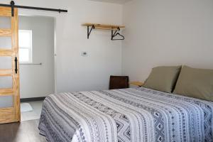 Postel nebo postele na pokoji v ubytování The Sage Motel