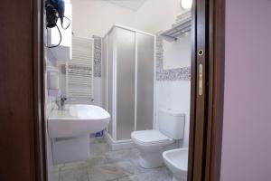 bagno bianco con servizi igienici e lavandino di Etna Sea House a Catania