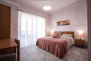 una camera con un letto e una grande finestra di Etna Sea House a Catania