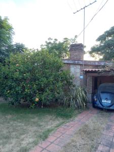 un coche aparcado en la entrada de una casa en Casa en Costa Azul - Canelones, en La Floresta