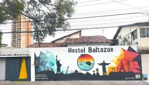 un mur orné d'une fresque murale représentant un balazar de l'auberge de jeunesse dans l'établissement Hostel Baltazar, à Fortaleza