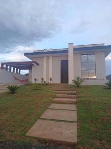una casa con un camino delante de ella en Casa de campo 1h30 de SP Ninho verde 1 en Porangaba