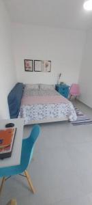 Porangaba的住宿－Casa de campo 1h30 de SP Ninho verde 1，卧室配有1张床、1张桌子和1把椅子
