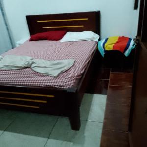 1 dormitorio con 1 cama con sábanas moradas y almohadas coloridas en Beach cabin ometepe en Altagracia