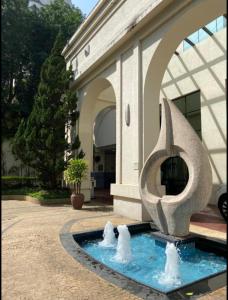 a water fountain in front of a building at Flat Higienópolis Premium in Sao Paulo