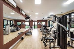 a gym with treadmills ellipticals and treadleys at Flat Higienópolis Premium in Sao Paulo