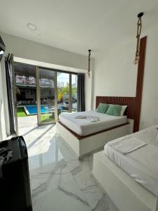 a bedroom with two beds and a view of a pool at Hotel Casa Cafur in Santa Ana