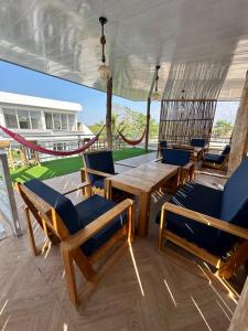 - une terrasse couverte avec une table et des chaises en bois ainsi qu'un hamac dans l'établissement Hotel Casa Cafur, à Santa Ana