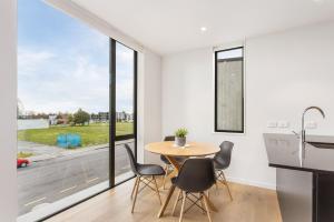 Gambar di galeri bagi CBD Location Sunny Warm Free off Street Parking di Christchurch