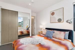 Katil atau katil-katil dalam bilik di CBD Location Sunny Warm Free off Street Parking +12 gambar