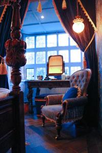 ein Wohnzimmer mit einem Sessel und einem Fernseher in der Unterkunft HIGHFIELD in Great Driffield