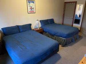 Postel nebo postele na pokoji v ubytování Lily Glacier Suite - RARE Downtown Location