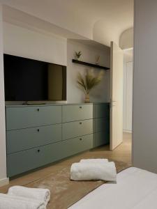 布加勒斯特的住宿－Interio Apartament PREMIUM in Cortina North，一间卧室设有带平面电视的梳妆台。