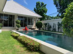 una piscina frente a una casa en Villa great location in Bali, en Kerobokan