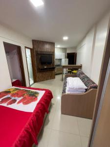 ein Wohnzimmer mit zwei Betten und einem Fernseher in der Unterkunft Flat CTC - Golden Thermas Residence - Torre B in Caldas Novas