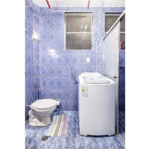 Baño de azulejos azules con aseo y lavamanos en ap mobiliado em sp metrõ da repúbilca brasil, en São Paulo