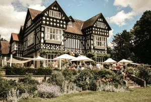 ein großes schwarz-weißes Gebäude mit Menschen davor in der Unterkunft HIGHFIELD in Great Driffield
