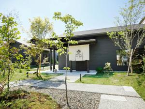 une maison avec un panneau à l'avant dans l'établissement Yumotoan Kiyohime, à Kirishima